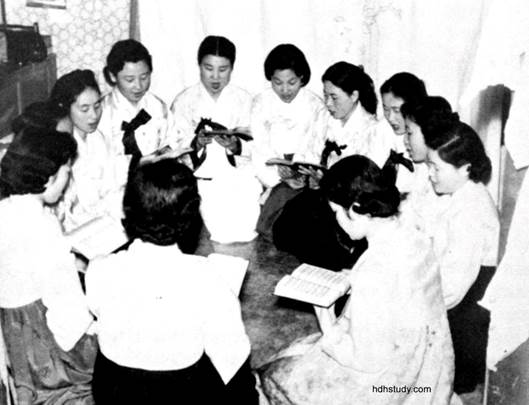 A group of women sitting around a table

Description automatically generated